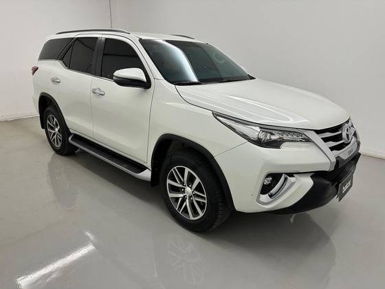 TOYOTA HILUX SW4 2.8 SRX 4X4 16V TURBO INTERCOOLER DIESEL 4P AUTOMÁTICO TOYOTA HILUX SW4 2.8 SRX 4X4 16V TURBO INTERCOOLER DIESEL 4P AUTOMÁTICO